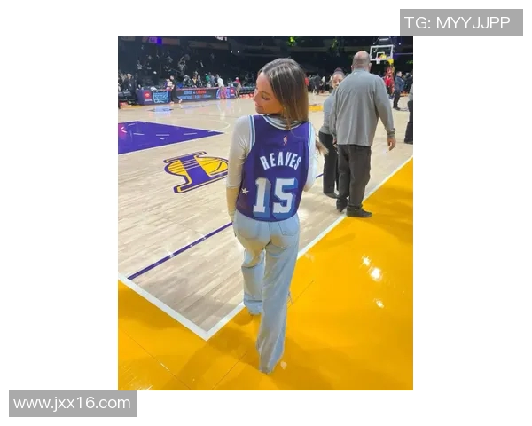 篮球明星与女友海边浪漫时光尽显甜蜜瞬间